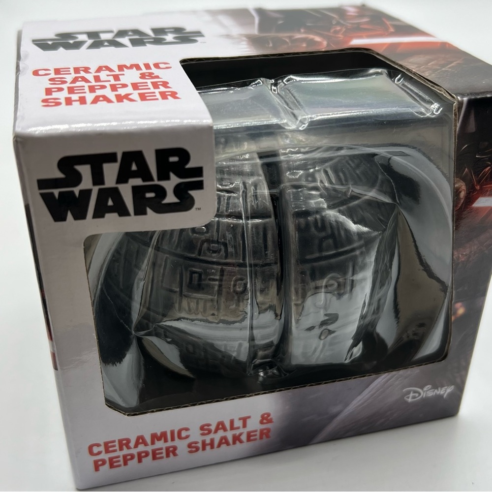 Star Wars Disney Collectors Ceramic Salt & Pepper Shaker NIB